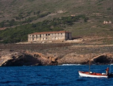 Κατεδαφίζονται άμεσα τα αυθαίρετα στη Μακρόνησο επειδή «αλλοιώνουν τον ιστορικό χαρακτήρα του νησιού»